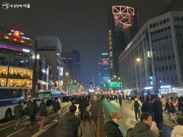 안전을 위해 오후 9시 이후로는 보신각 일대 차도들을 통제했다.