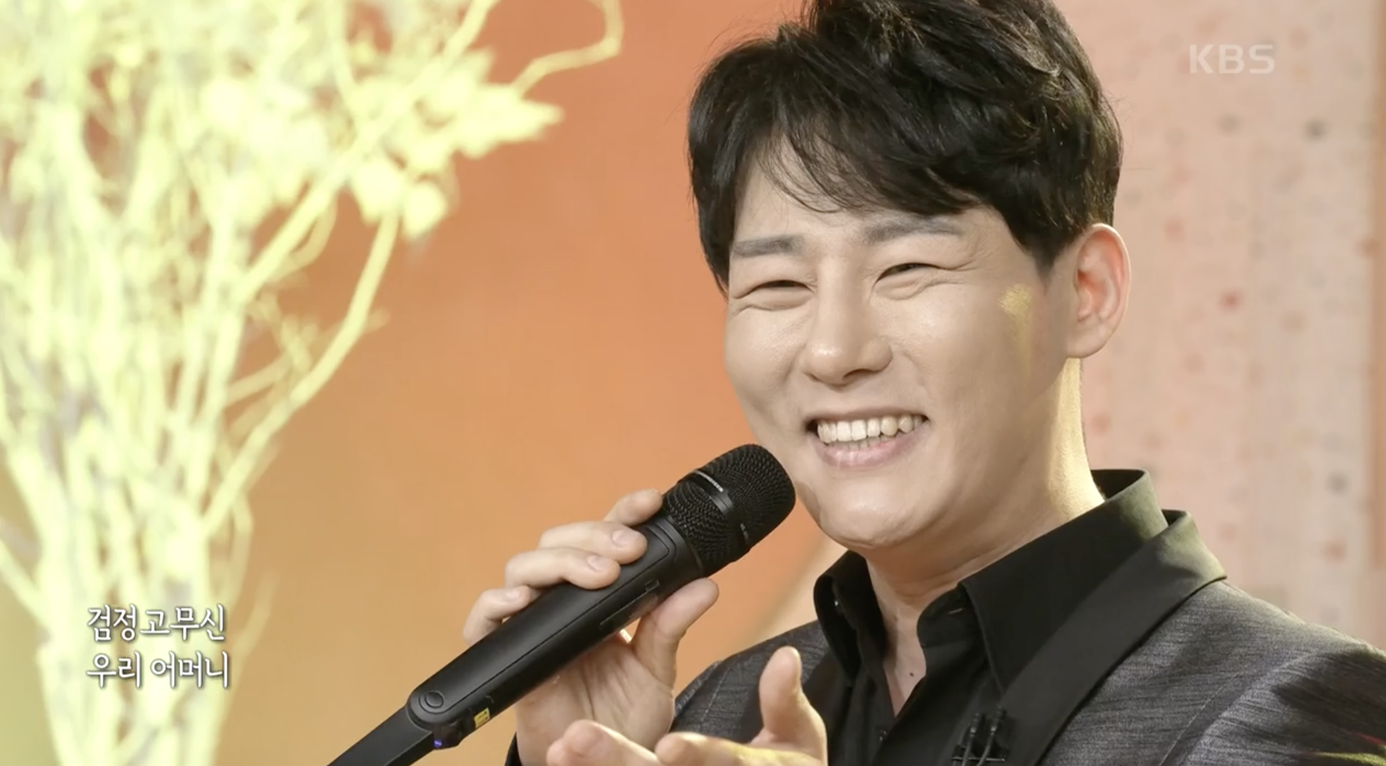 강문경 아침마당 무대에서 노래 부르는 장면