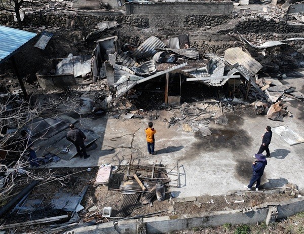 불길이 휩쓸고 난 자리, 불타 무너진 주택