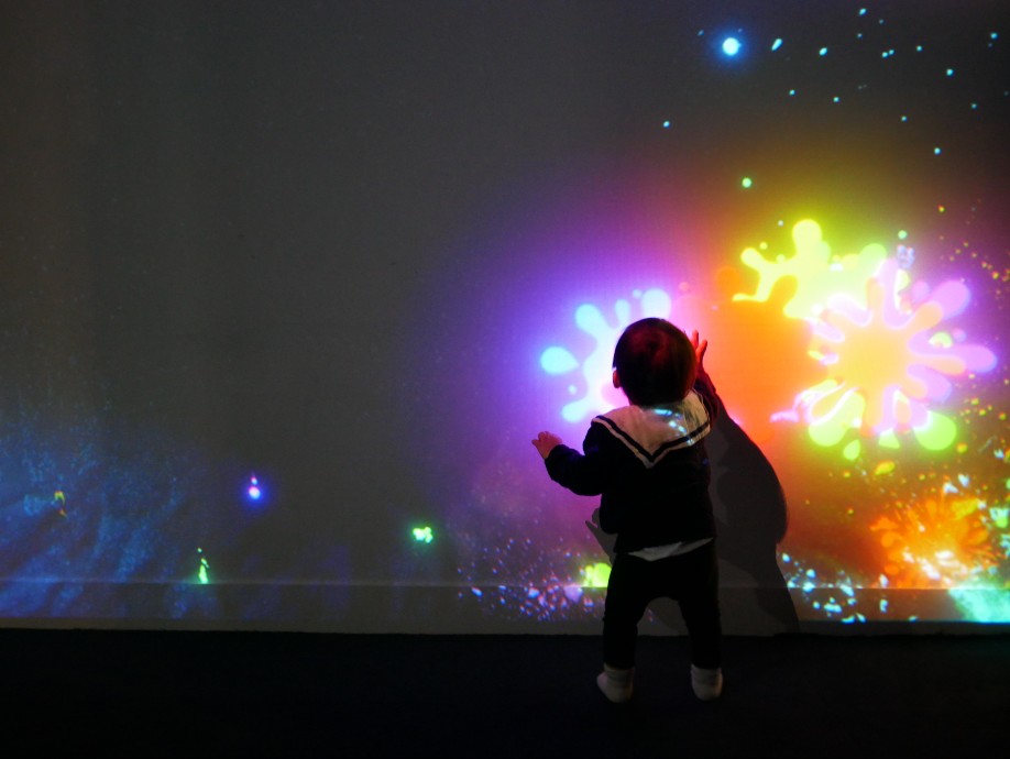 그림 게임을 하는 아이