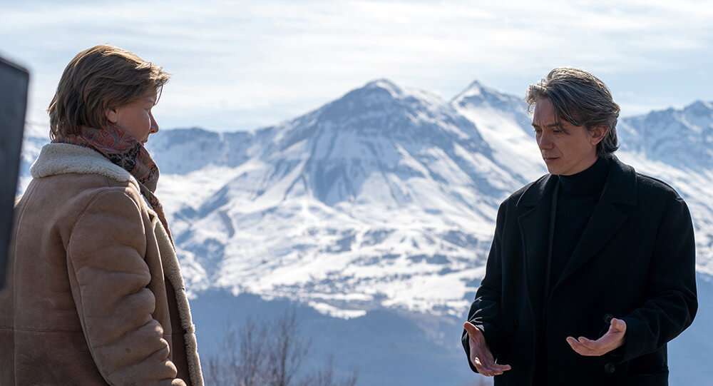 남편을 죽였다는 용의자가 되어 변호사를 만나 이야기하고 있는 산드라