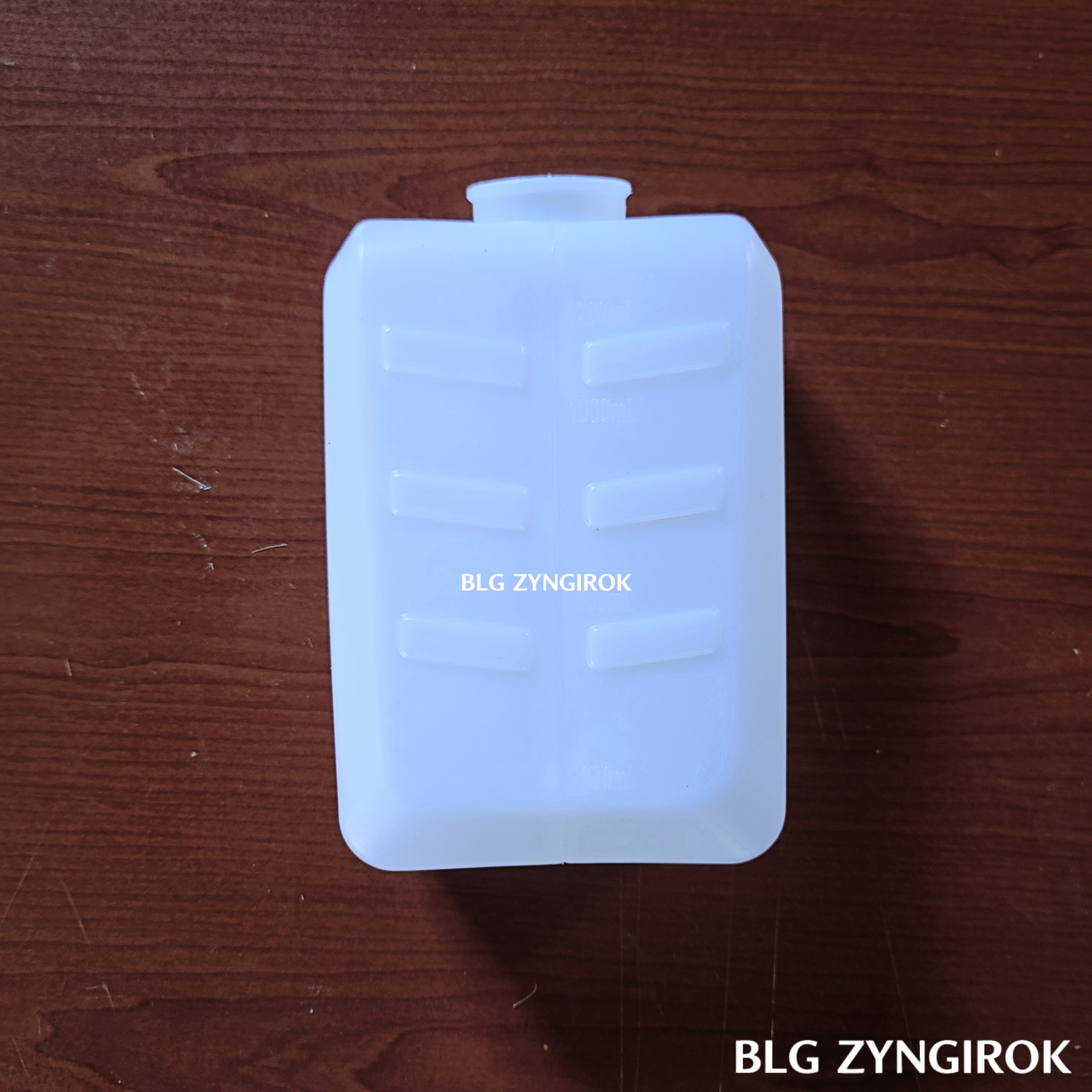 코모스 고압세척기 세제를 넣는 통이 기본 구성품으로 들어있다.