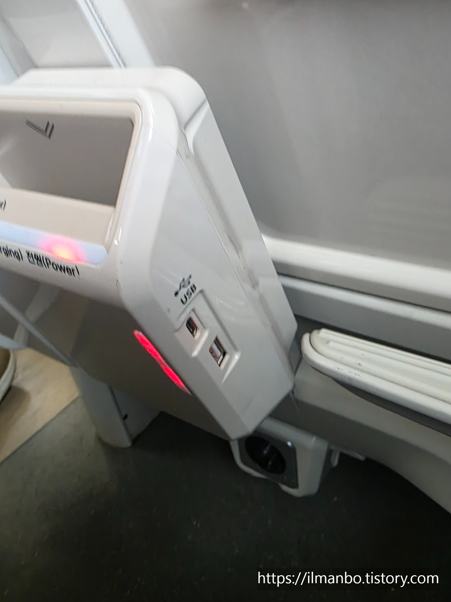 220V 전원 콘센트와 USB 포트 위치