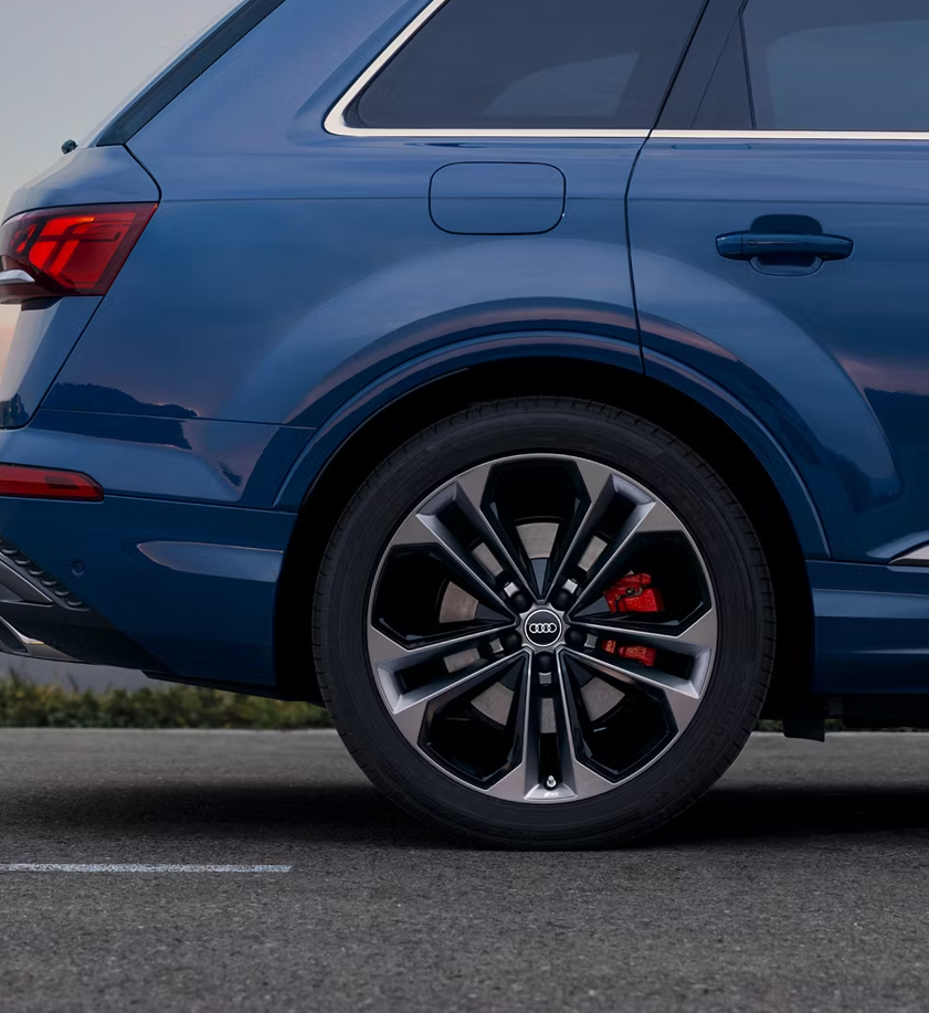 아우디 Q7 후측면