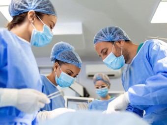 수술실에서-주치의가-환자를-치료하기위해-메스로-치료부위를-찢는-모습