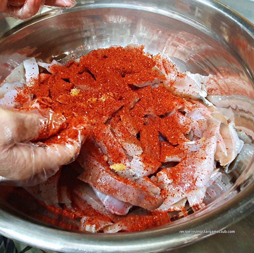 가자미에 고춧가루로 빨갛게 물을 들이는 사진