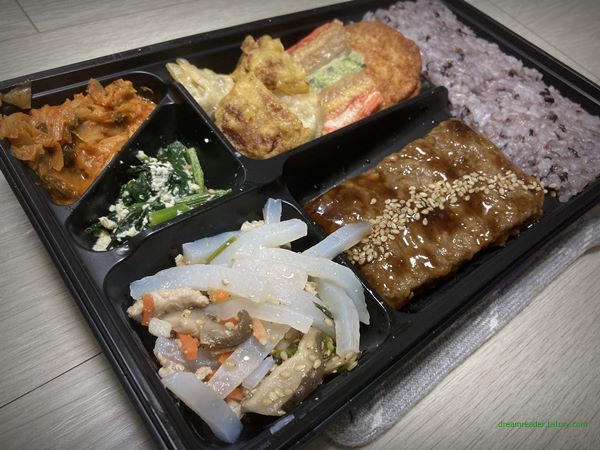 CU 편의점 남도떡갈비정식 도시락(2022년 6월) 반찬들
구이고 남도식 떡갈비, 청포 슬라이스 묵과 돈육채