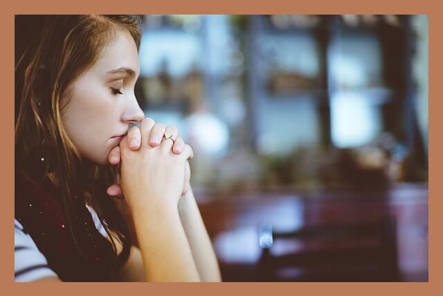 시험-잘보길-기도하는-여자