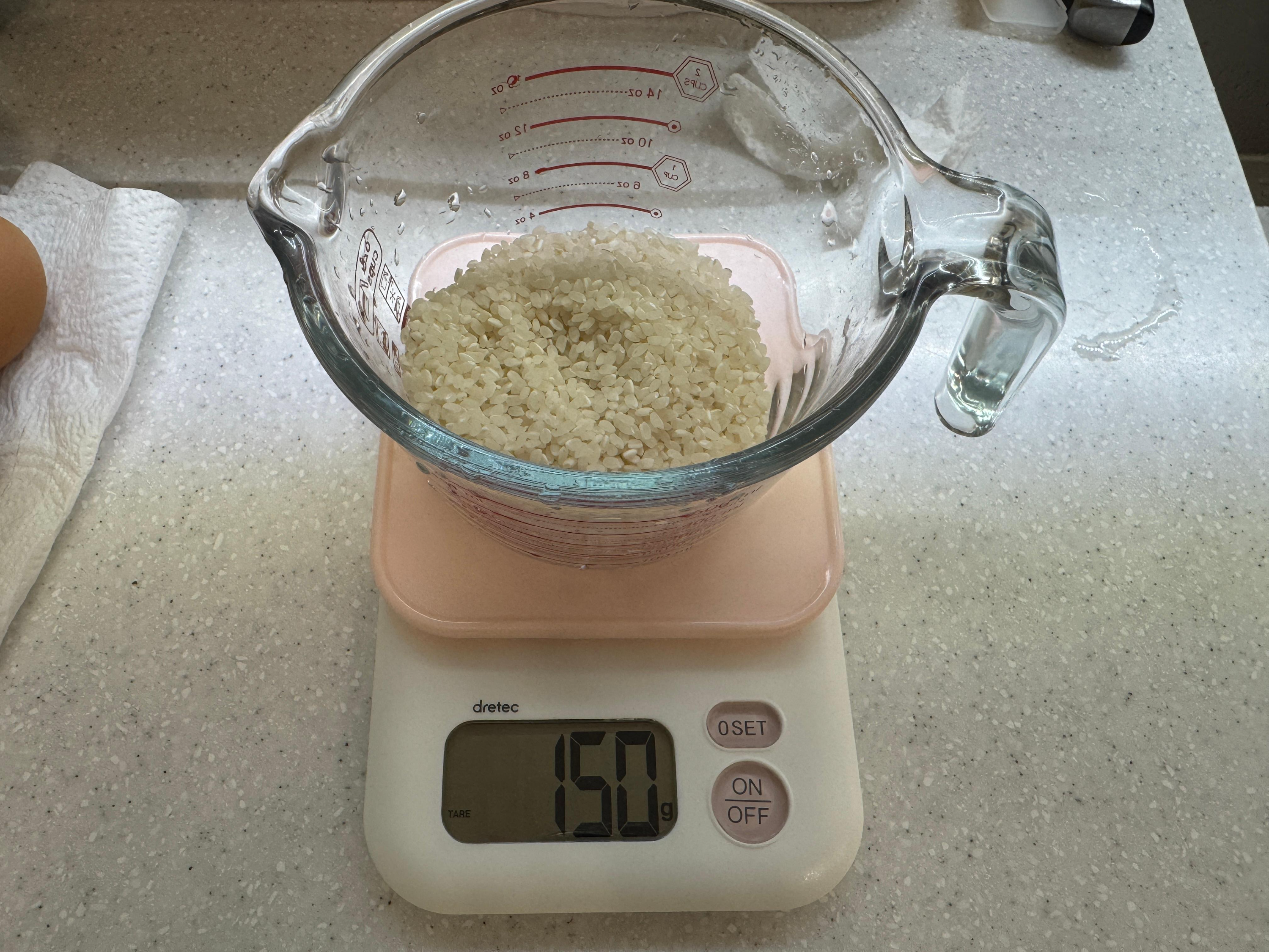 쌀 150g 계량한 사진