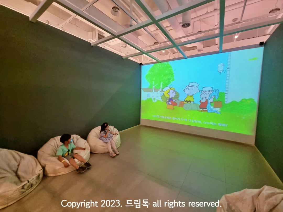 하얀 소파에 앉아서 스투피 영상을 보는 아이들