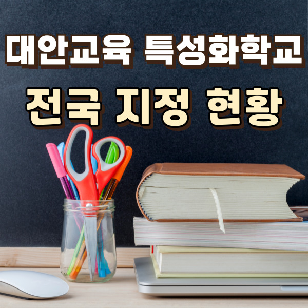 책상위에 가위랑 책이 있어요.