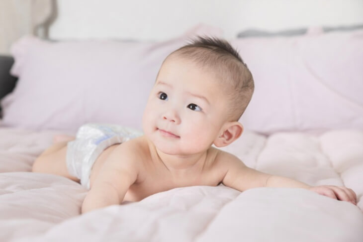 엎드려-웃고있는-영아