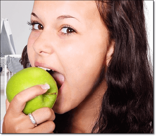 청사과 먹는 여성