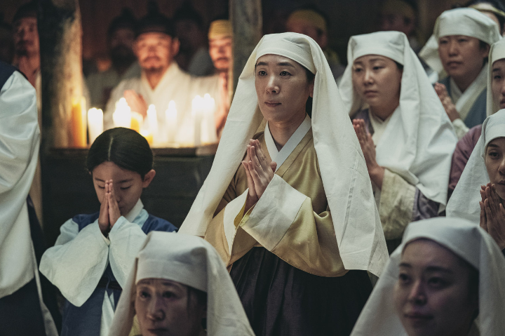 기도를드리는신자들