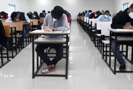 로봇기사 실기 시험을 보기위해 열심히 공부중인 모습