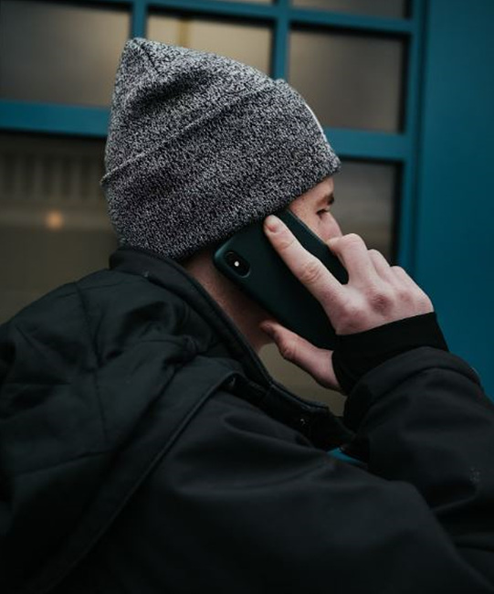 핸드폰 사용하는 남자 사진