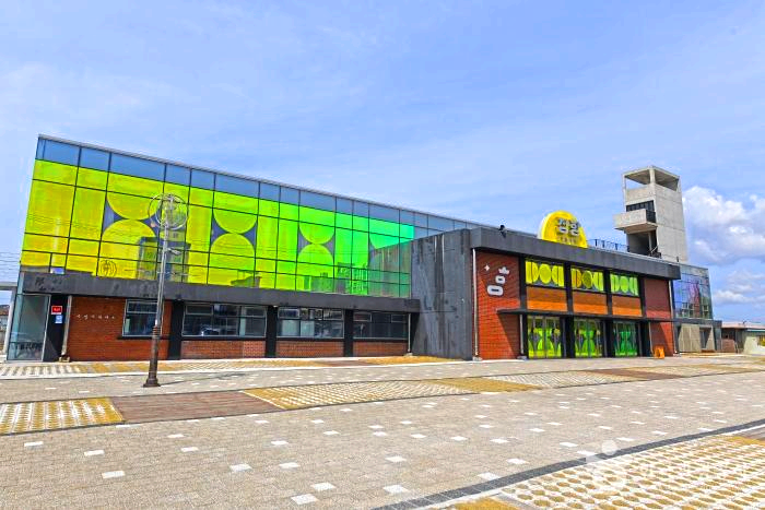 옛 화물역을 리모델링한 복합 문화 공간이 있다.