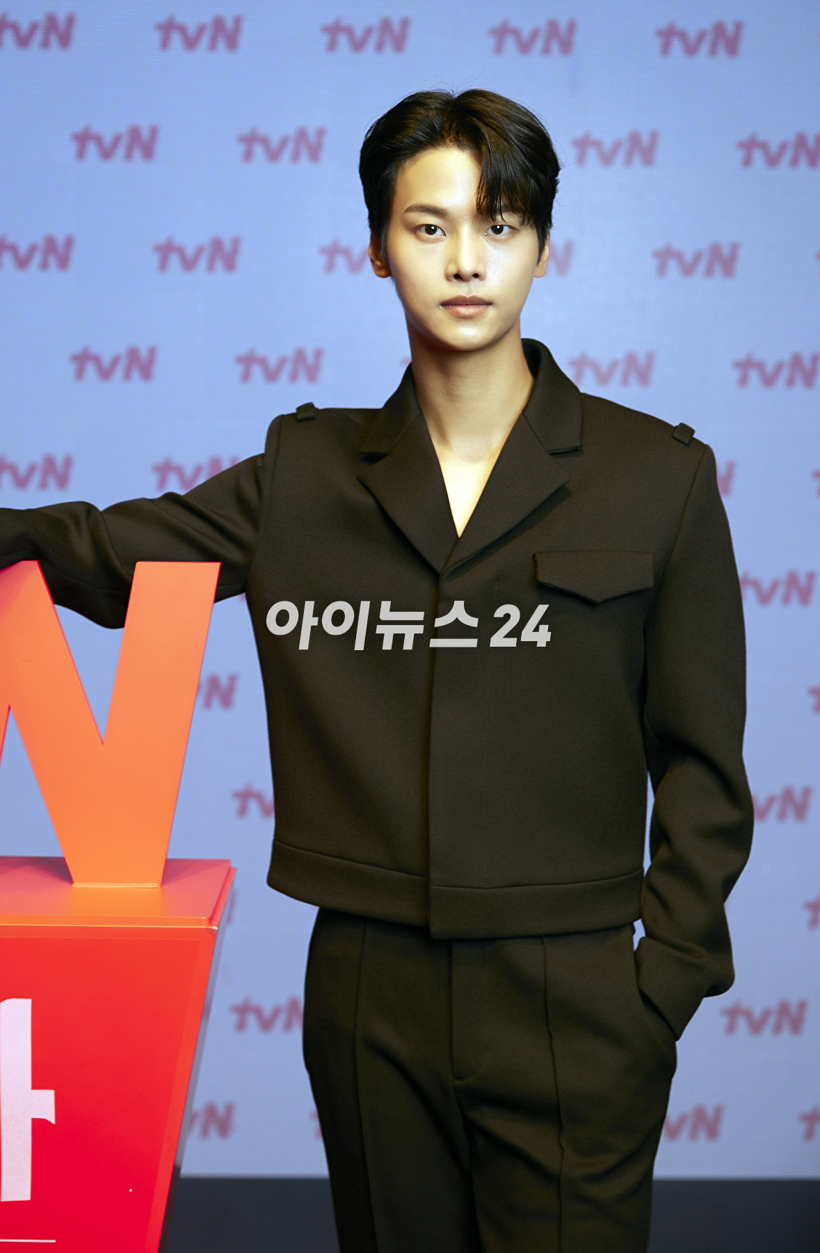 배우 차학연이 19일 온라인으로 진행된 tvN 새 토일드라마 '무인도의 디바' 제작발표회에 참석하고 있다. [사진=tvN]