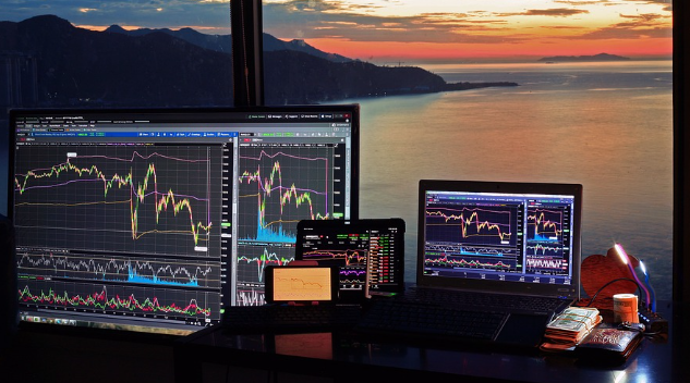 창밖에 강이 보이는 주식 트레이딩룸
모니터가 4대가 놓여있다.