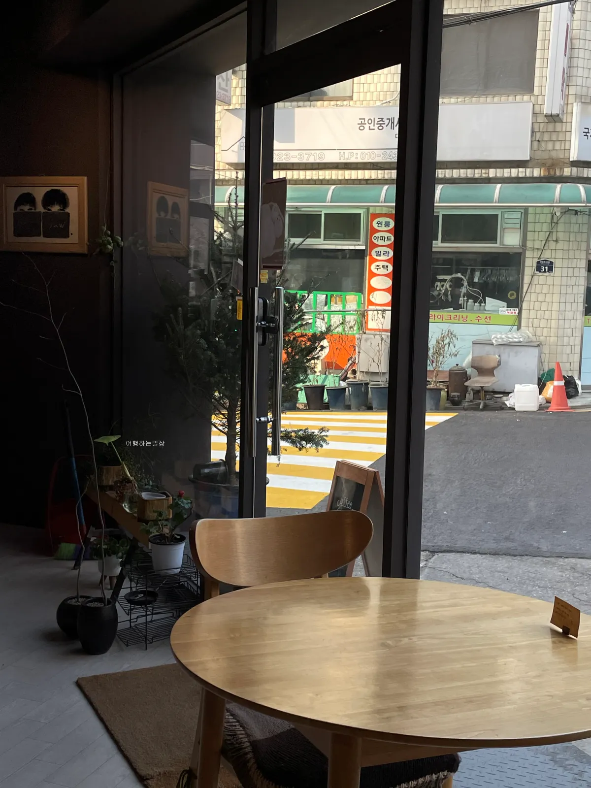 성북구-보문-카페-아늑하고-독서-작업하기-좋은-공간-카페-시소(see-saw)