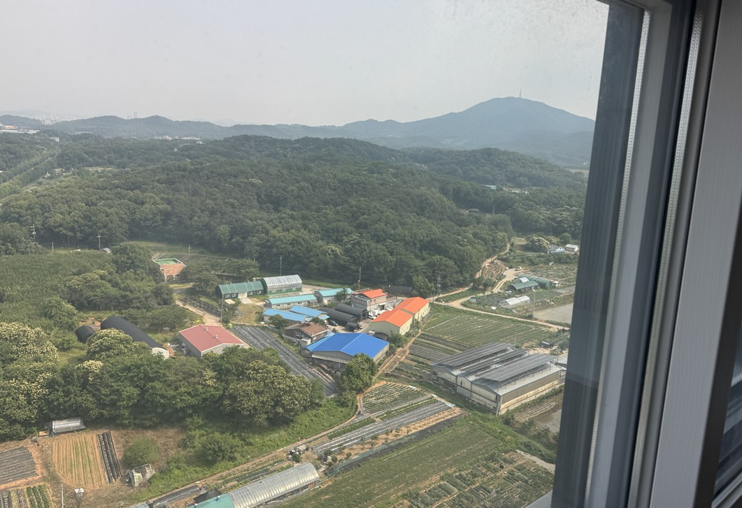 소박하지만 트여있는, 뻥뷰인 우리 집 창 밖의 풍경 모습