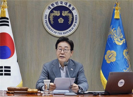 이재명 대통령은 7월 15일 용산 대통령실에서 열린 국무회의에서 오송 지하차도 참사 2주기를 맞아 “희생자를 모욕하는 행위에 대해 법률이 허용하는 범위 내 무관용의 원칙으로 엄정하게 대응해 달라”고 관계기관에 지시했습니다.대통령은 공무원들이 안전 의무를 다해야 한다며 “국민 생명과 안전을 지키는 것은 국가의 책무”라고 강조하고, 참사의 재발 방지를 위한 근본 대책 수립을 촉구했습니다.또한, 폭염·호우 등 재난 대비 태세를 점검하며, 각급 공무원에게 재난 대비와 민생 보호에 충실할 것을 당부했습니다.