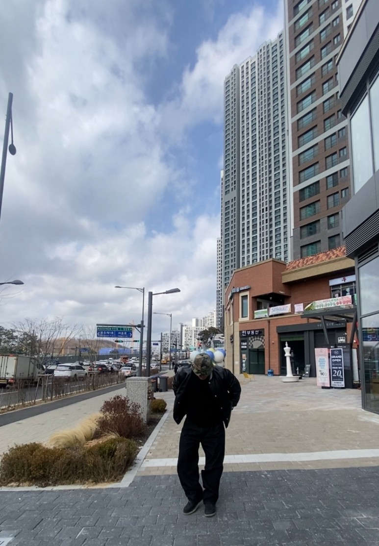 데일리룩(2024. 3. 2.) 엑스트라오디너리 카모 버킷햇 벙거지, 에이징씨씨씨 바시티 스타디움자켓, 무신사스탠다드 아란케이블 니트, 에러스익셉티드 데님팬츠, 나이키 킹맨 레더