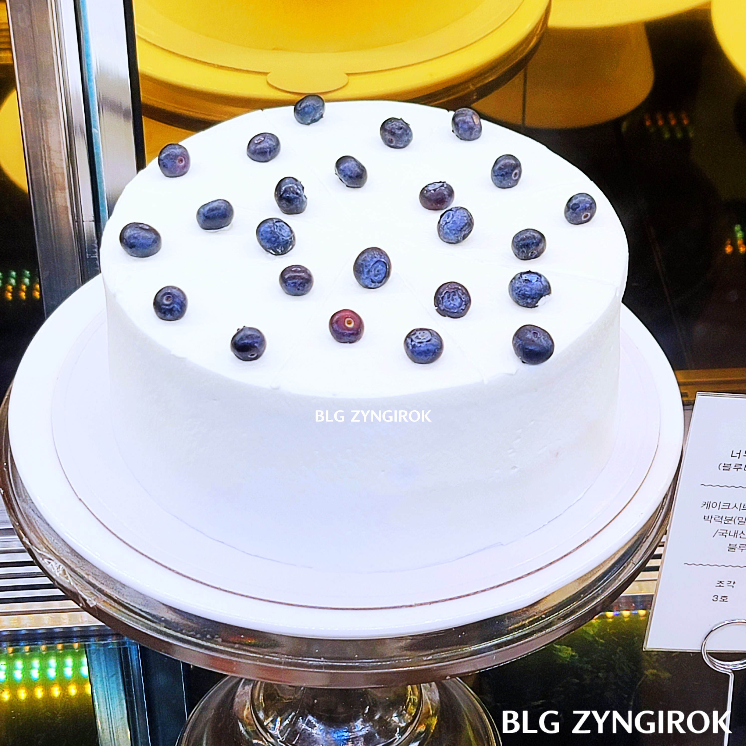 전시된-블루베리-케이크-모습이다.