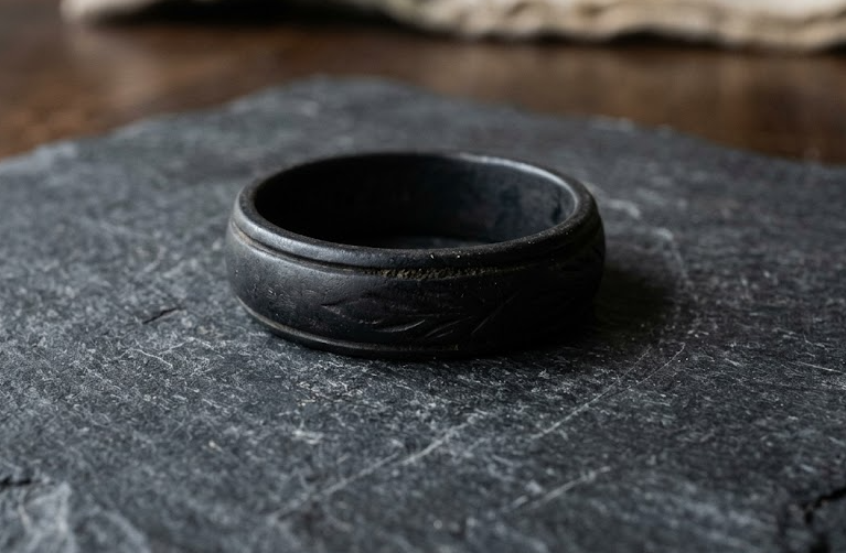 검게 변한 '은(Silver) 액세서리'와 녹슨 철제 도구? 화학 세제 없이 새것처럼 광택 살리는 법