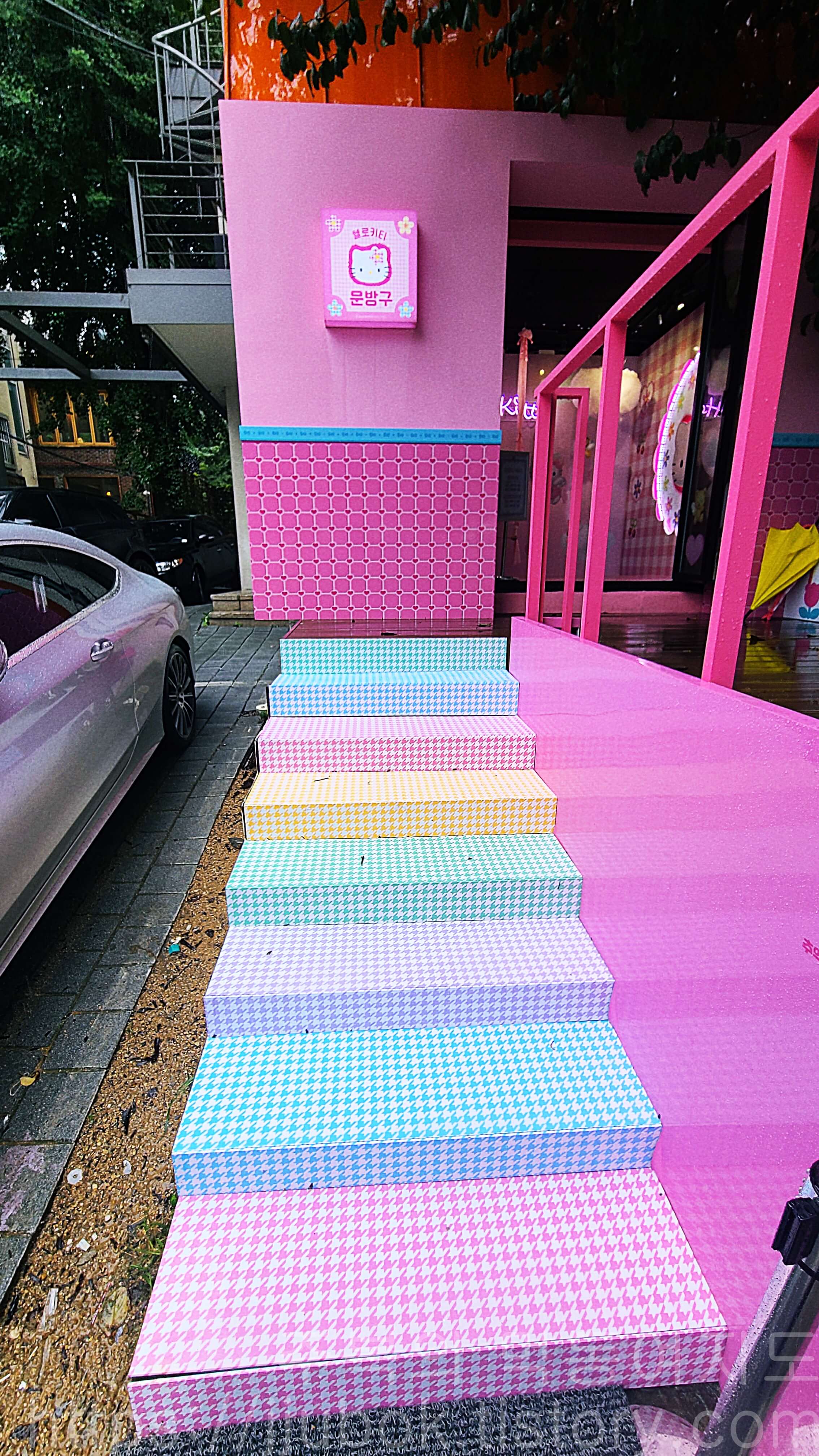 헬로키티-문방구-팝업스토어-계단