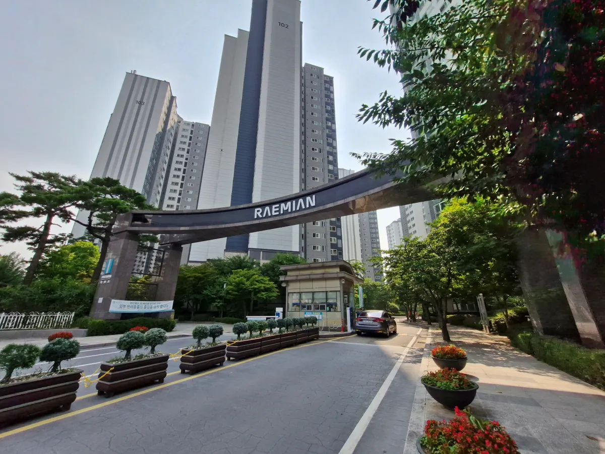 웅장한모습의-래미안라센트아파트-정문