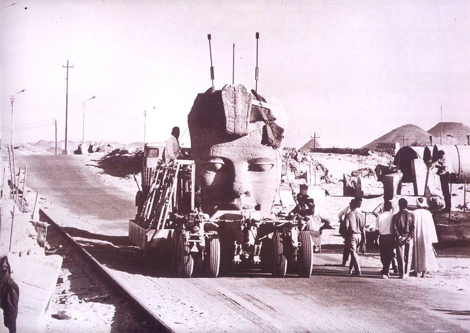1960년대 아부심벨 신전 이전 공사에서 람세스 2세 거상의 얼굴 블록을 특수 운송차량으로 옮기는 모습