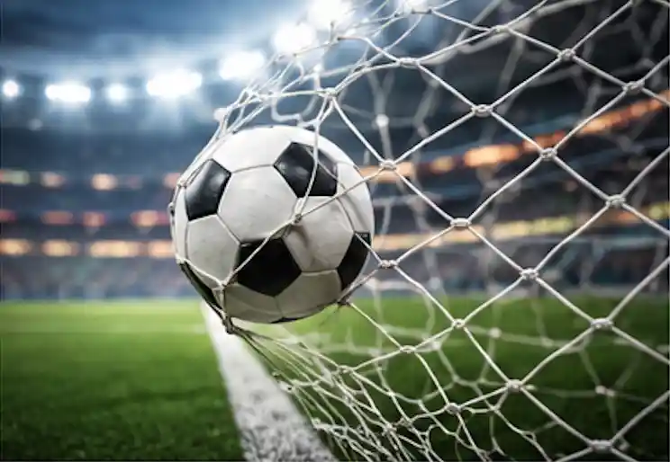 골대에 축구공이 걸리는 모습