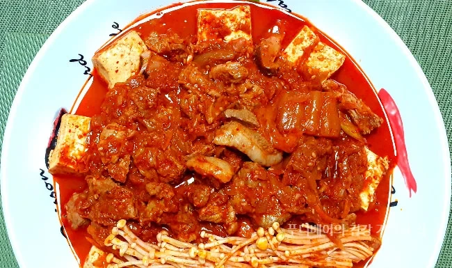 묵은지와-목살-천연재료로-맛을-낸-개운하고-칼칼한-김치찌개