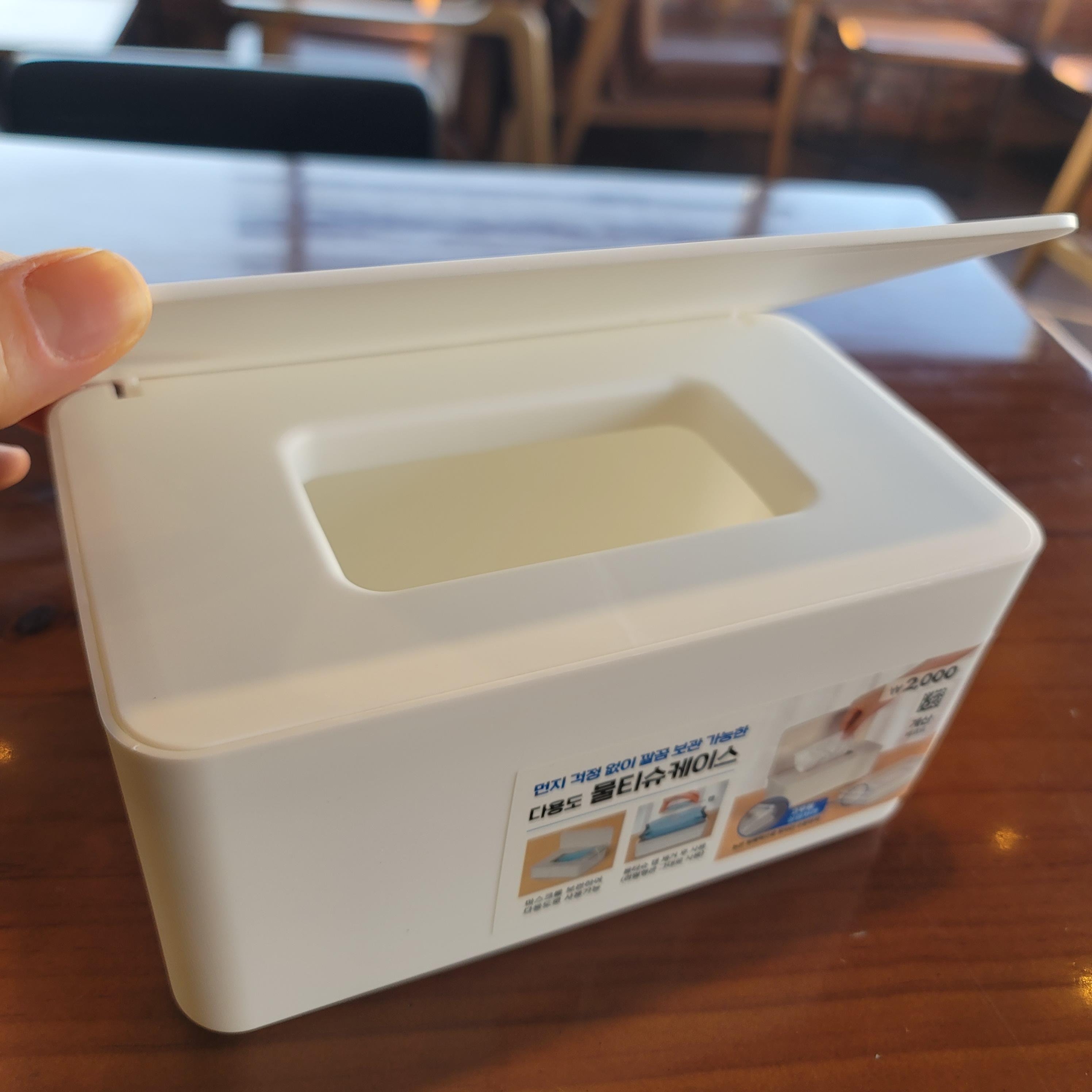 다이소 다용도 물티슈 케이스 제품 사진이다. 제품 뚜껑을 열어 위로 들고있다.