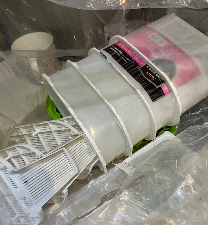 제습제 플라스틱 모아놓은 사진