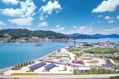 남해의 푸른 바다와 다리, 어촌 마을 전경