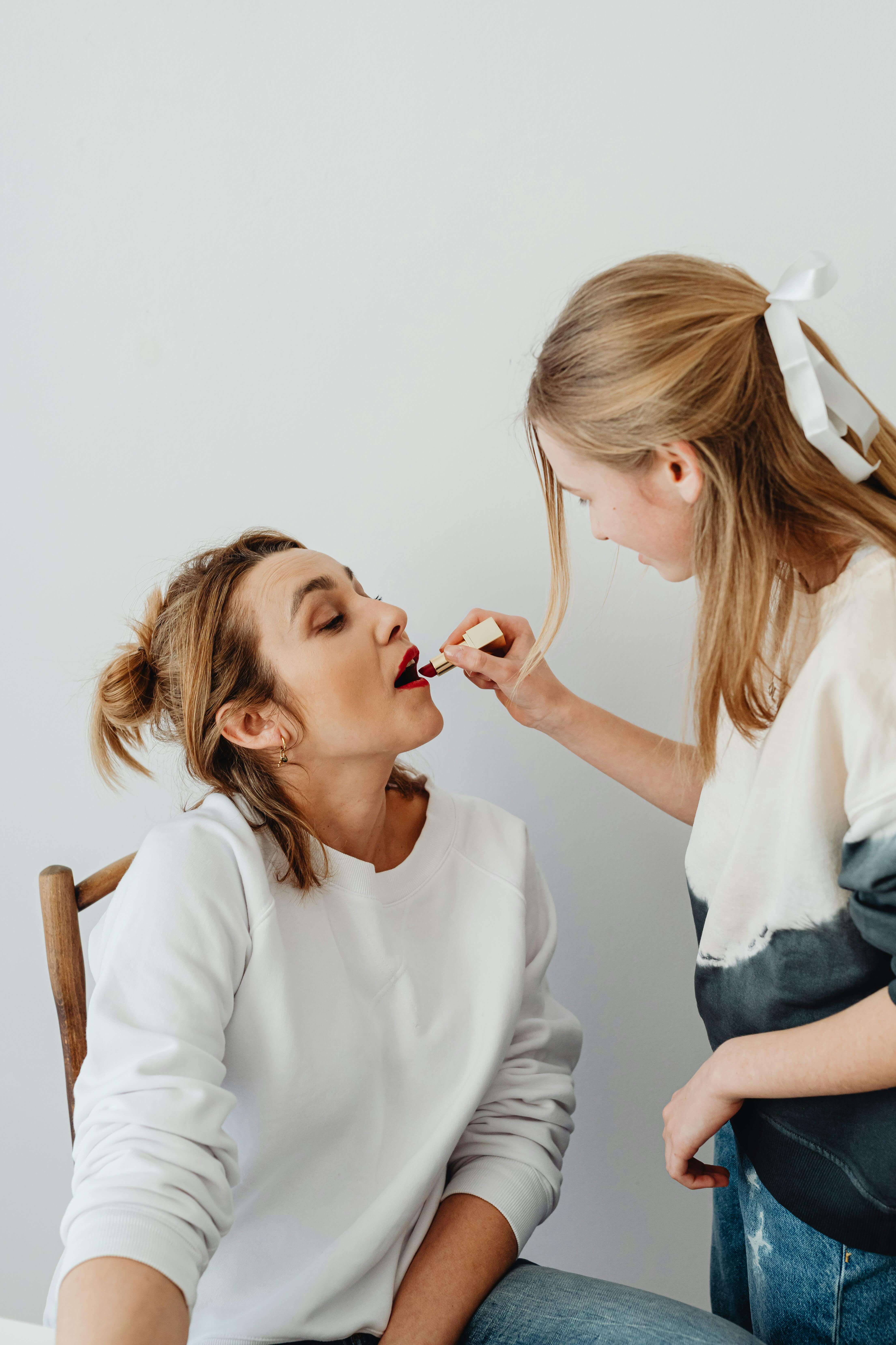 갱년기 엄마를 위한 자녀로서 도울 수 있는 팁