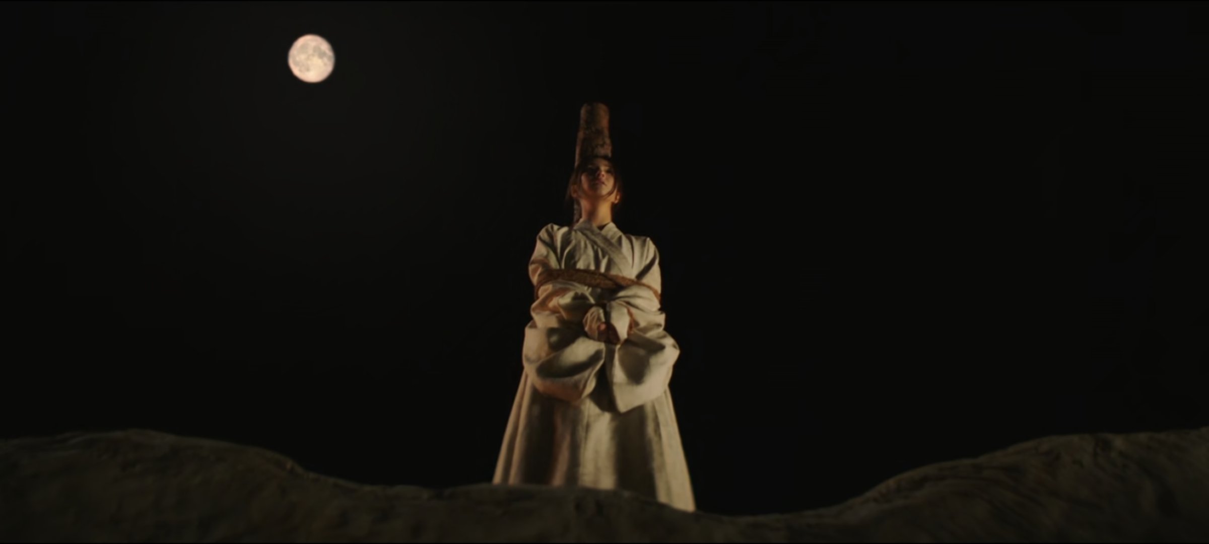 성벽 위에 묶여있는 탄야