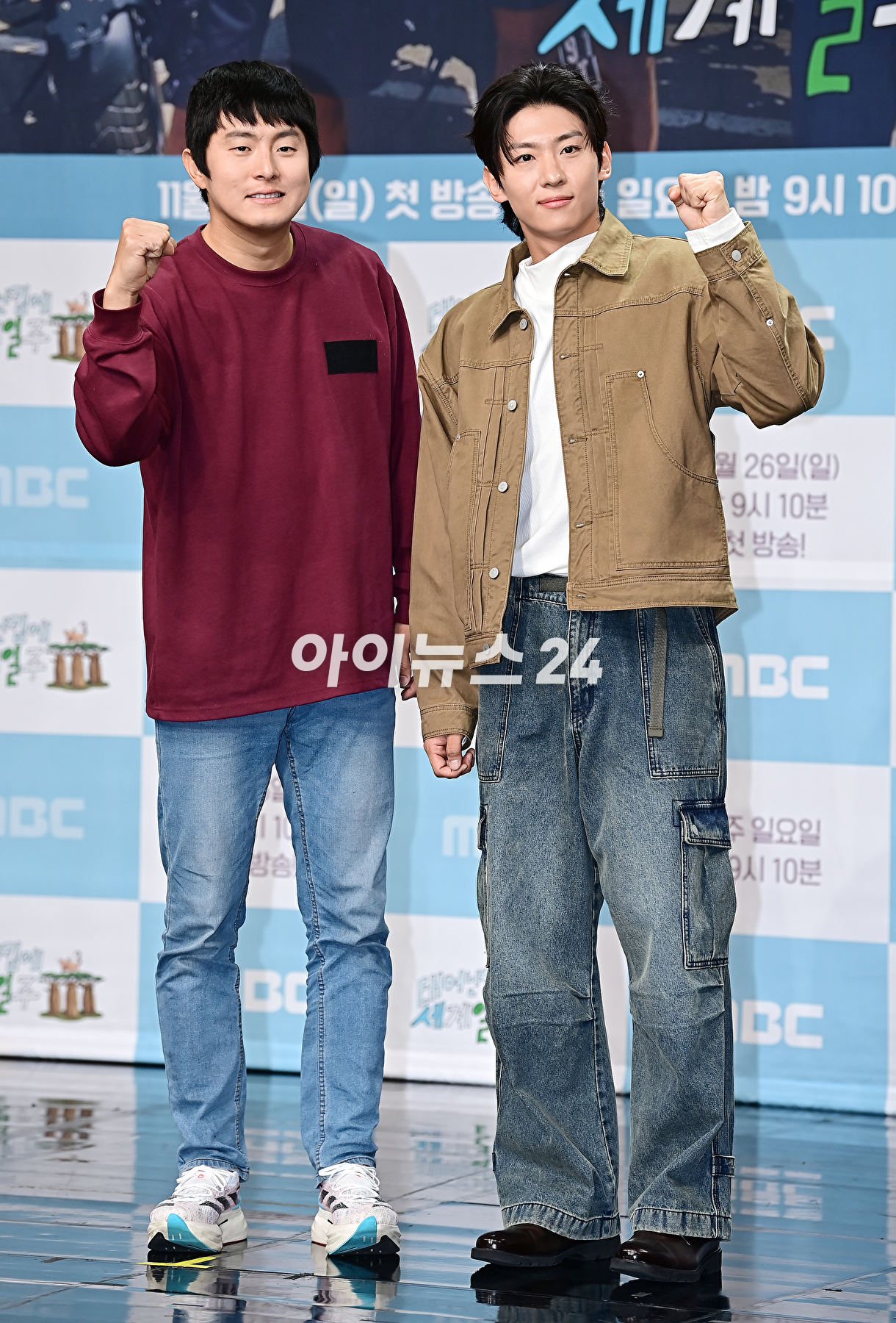 방송인 덱스가 23일 오후 서울 마포구 MBC 골든마우스홀에서 열린 MBC 예능 프로그램 &#39;태어난 김에 세계일주3&#39; 제작발표회에서 포즈를 취하고 있다. &#39;태어난 김에 세계일주3&#39;은 원시의 바다이자 태초의 자연을 품은 비밀의 섬&#44; 마다가스카르로 떠나는 세 번째 여행기다. 오는 26일 오후 9시 10분 첫 방송 [사진=곽영래 기자]