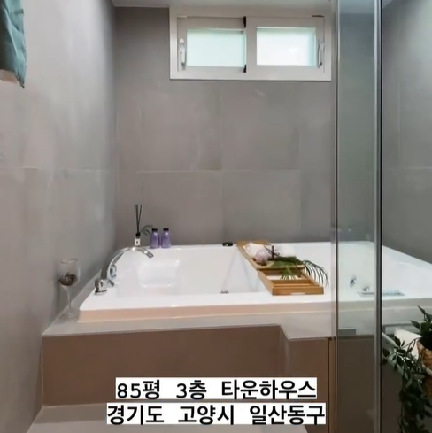 사우나실 안쪽에 욕조가 2개가 있습니다