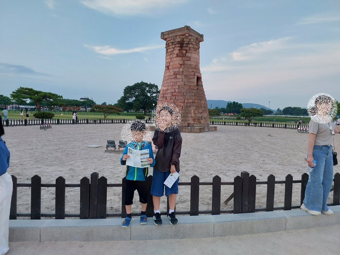 경주 첨성대 앞