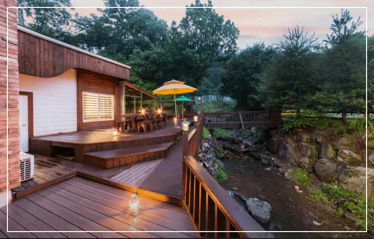 양평-펜션-후의-목조-테라스와-계곡의-자연-풍경