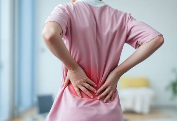 오래 서 있을 때 허리가 아픈 진짜 이유 6가지