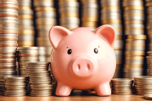 분홍색 돼지 저금통이 있다. 뒤에는 높이 쌓인 동전들이 10개줄로 나열됐다.