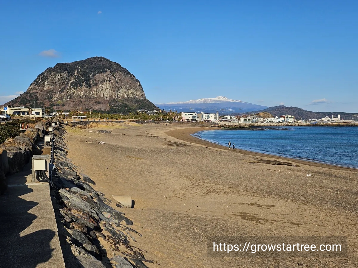 사계해변 뒤에 보이는 산방산과 눈덮인 한라산
