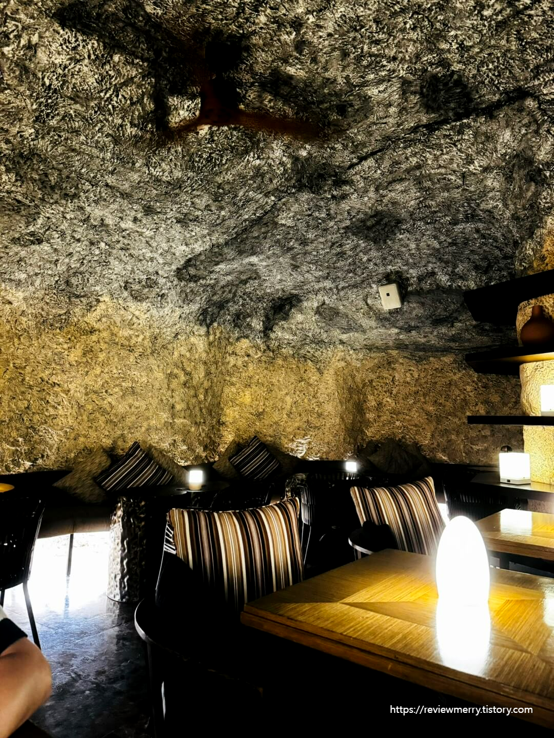 동굴바 내부 모습