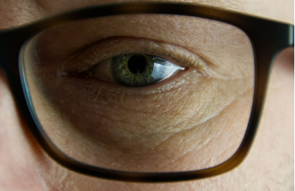 중년의 눈 피로 해소 루틴 – 스마트폰 시대의 시력 관리법