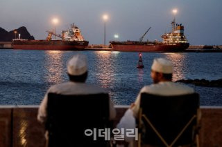오만만 선박 무력화 작전 실시 미군 이란 대립