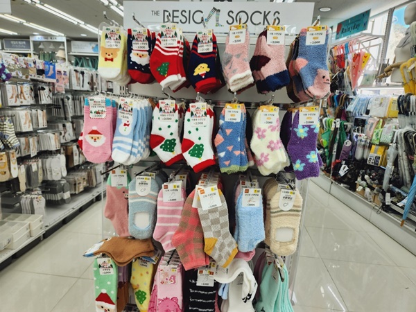 다이소 크리스마스 트리 장식품 겨울용품 인천운서점